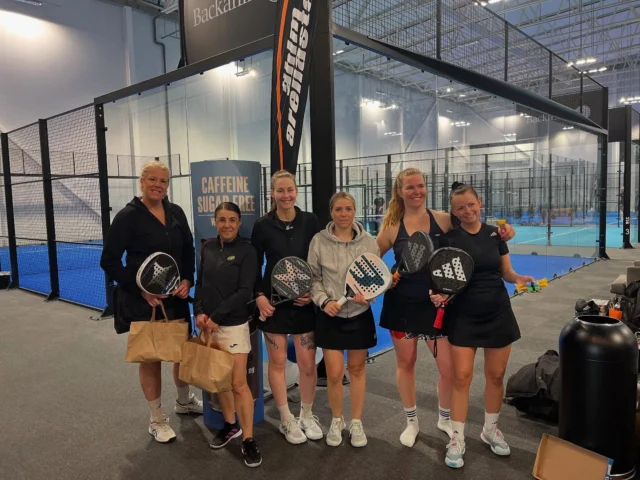 Första dagen av ÄHLM Arenastad Open i samarbete med Nocco och ICA Kullahallen är avslutad. Tack till alla deltagare, partners och publik för en härlig lördag i padelns tecken där damer C, damer D och herrar avgjordes. Vi gratulerar våra pristagare lite extra men bra jobbat alla 👊🏻🙌🎾. Nu hämtar vi andan och laddar om inför söndagens mixed som startar kl 09:00. Välkomna ut och titta 😃. 
#ählmarenastad #ählmarenastadpadel