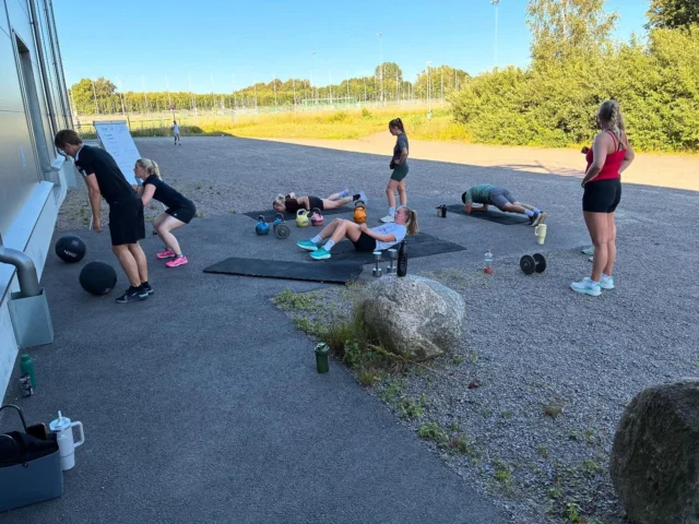 Idag hade vi premiär för våra pass i grupp ute! Vilket väder vi fick!! ☀️ Vill du vara med på nästa? Håll utkik på Matchi där vi kommer lägga upp passen som en aktivitet för anmälning! 💪🏼
